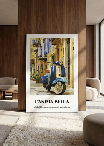 Akustikbillede med en italiensk rejseplakat med en Vespa i en italiensk gade, lænet mod en skabsvæg i valnød