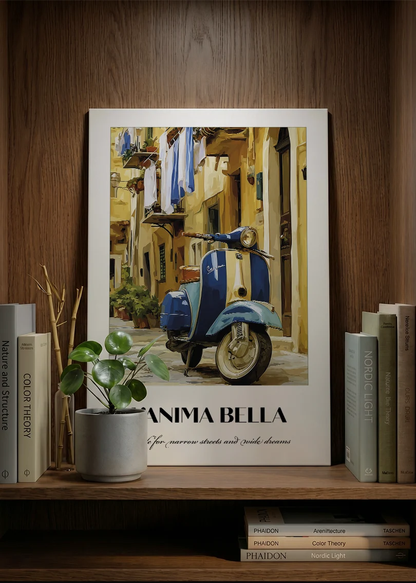 Akustikbillede med en italiensk rejseplakat med en Vespa i en italiensk gade, lænet mod vægpanel i valnød ved sofaen