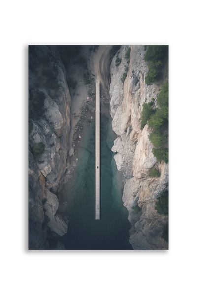 Akustikbillede med dronefoto af en vej der skærer gennem en dyb klippekløft