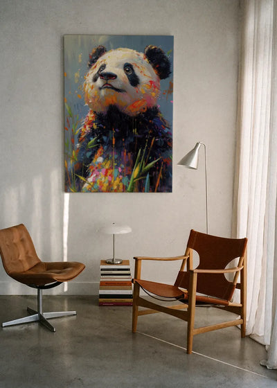Akustikbillede med en panda, ophængt over en lænestol ved gardinet