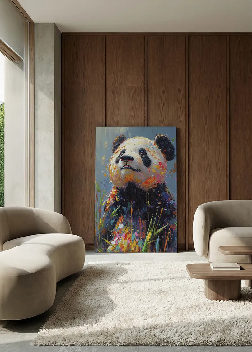 Akustikbillede med en panda, i en lounge med bugtet sofa mod vægpanel i valnød