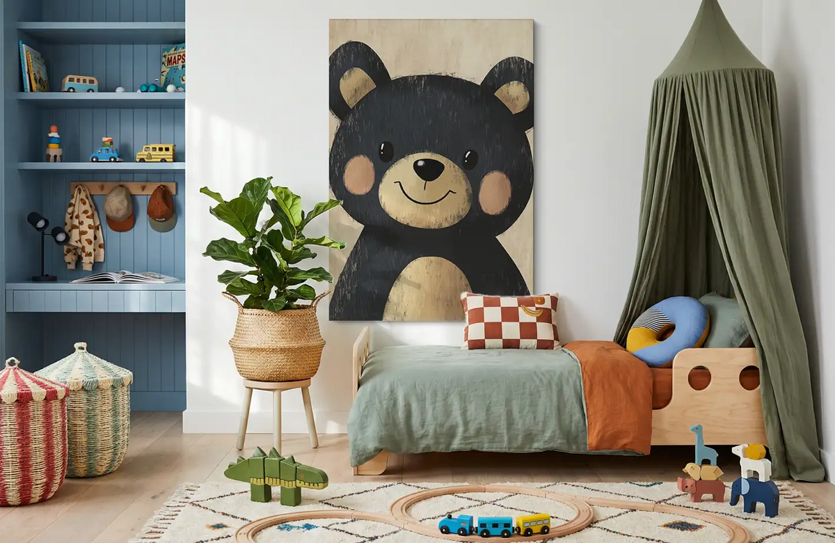 Akustikbillede med en enkel illustration af en sort bjørn, i et børneværelse med grøn sengehimmel og blå reol