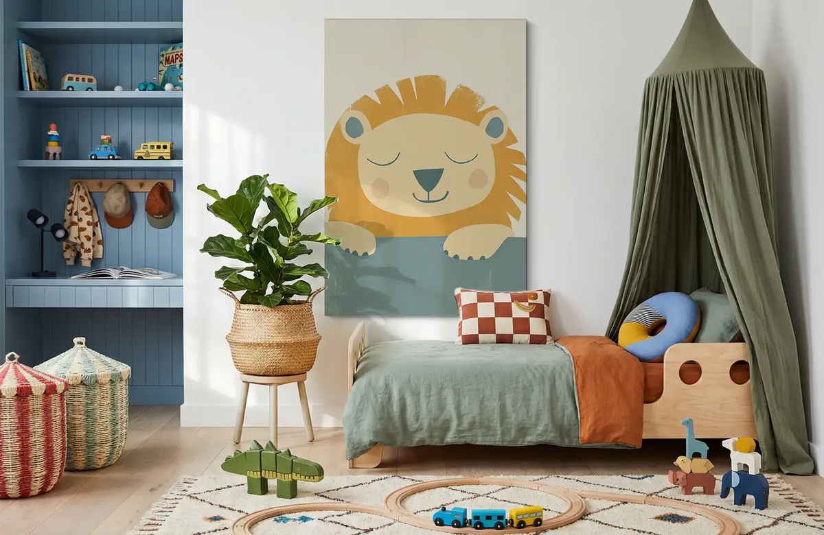 Akustikbillede med en enkel illustration af en løve på grøn baggrund, i et børneværelse med grøn sengehimmel og blå reol