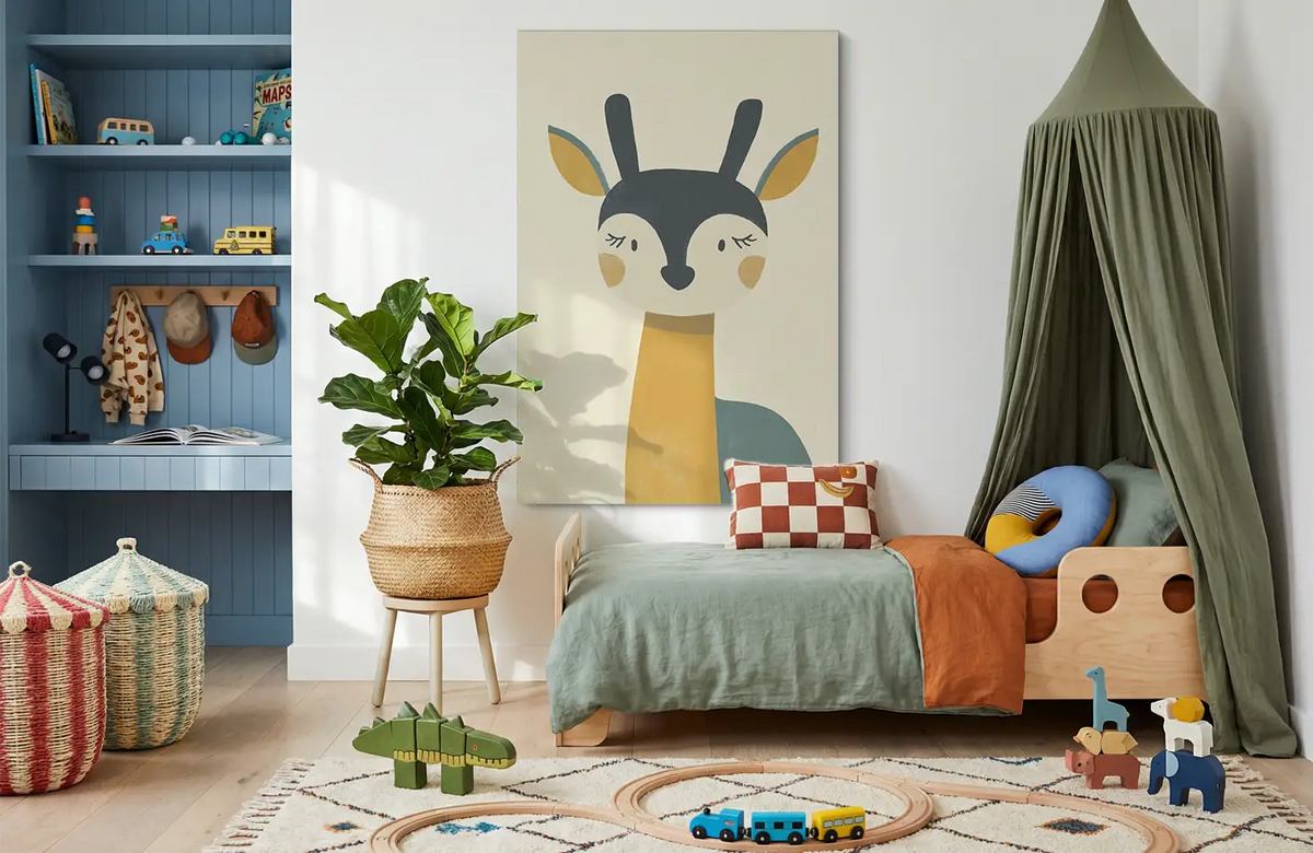 Akustikbillede med en enkel illustration af en antilope, i et børneværelse med grøn sengehimmel og blå reol