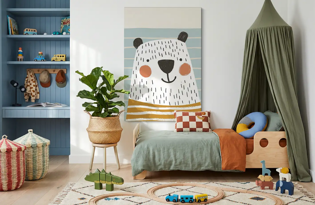 Akustikbillede med en enkel illustration af en isbjørn, i et børneværelse med grøn sengehimmel og blå reol
