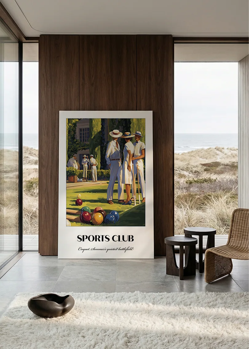 Akustikbillede med en sportsplakat med en golfspiller på grøn bane, i et rum med panoramavindue og havudsigt