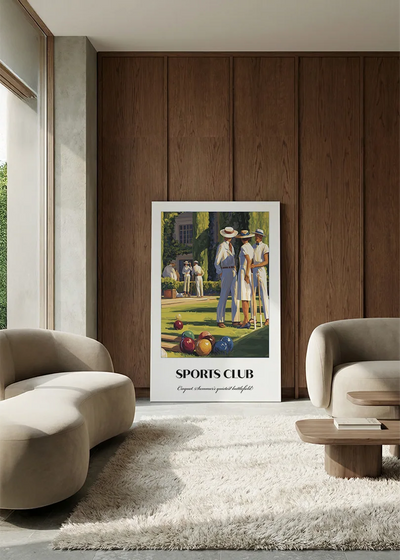 Akustikbillede med en sportsplakat med en golfspiller på grøn bane, i en lounge med bugtet sofa mod vægpanel i valnød