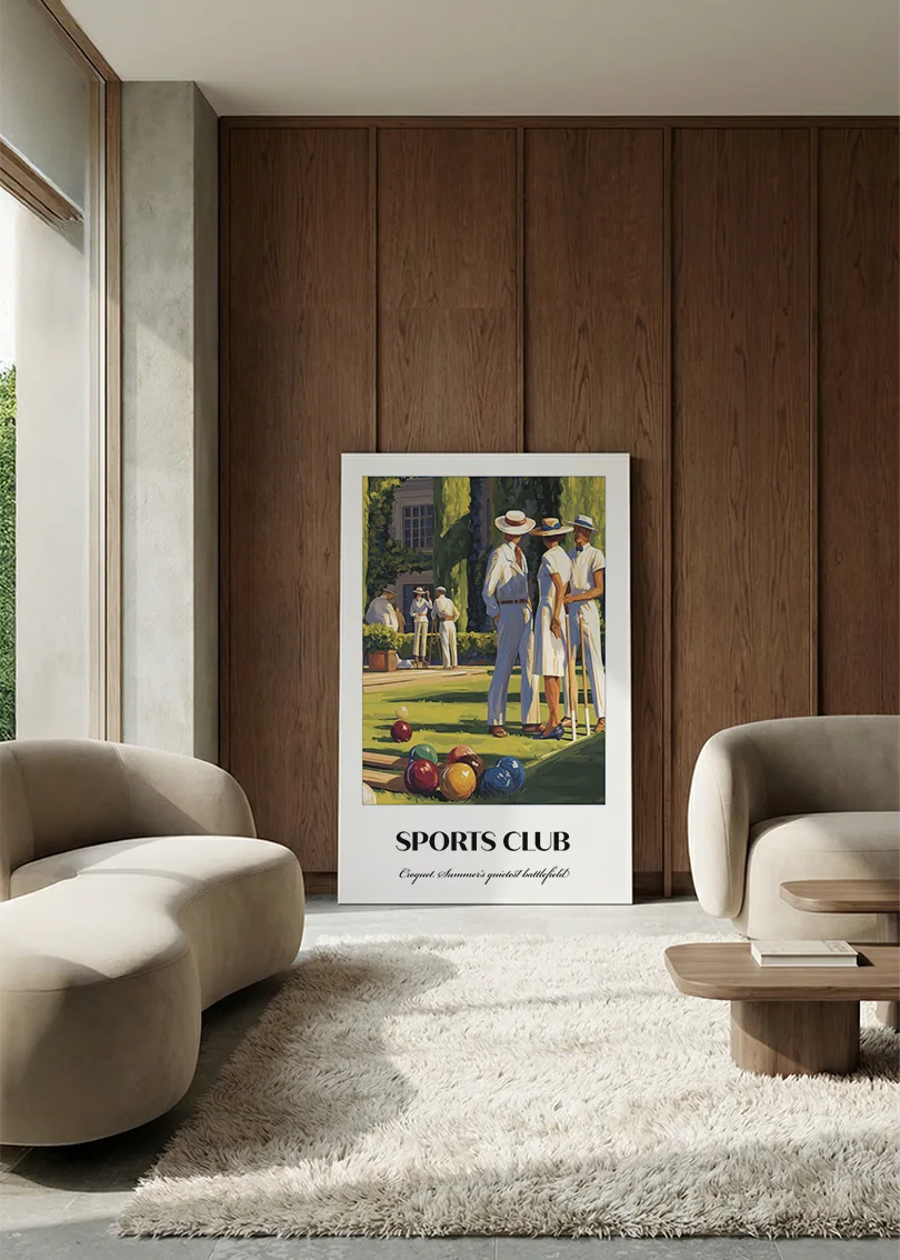 Akustikbillede med en sportsplakat med en golfspiller på grøn bane, i en lounge med bugtet sofa mod vægpanel i valnød