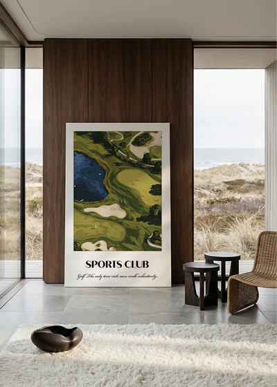 Akustikbillede med en sportsplakat med en golfbane set fra oven i grønt, i et rum med panoramavindue og havudsigt
