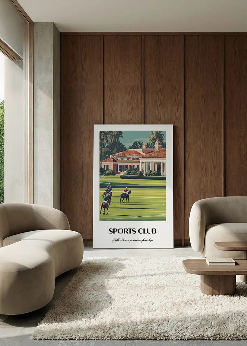 Akustikbillede med en sportsplakat med et klubhus med polospillere, i en lounge med bugtet sofa mod vægpanel i valnød