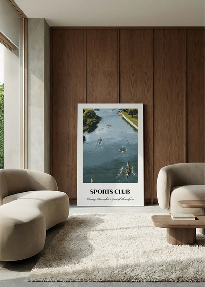 Akustikbillede med en sportsplakat med en polokamp på grøn bane, i en lounge med bugtet sofa mod vægpanel i valnød