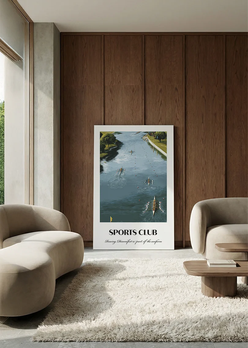 Akustikbillede med en sportsplakat med en polokamp på grøn bane, i en lounge med bugtet sofa mod vægpanel i valnød