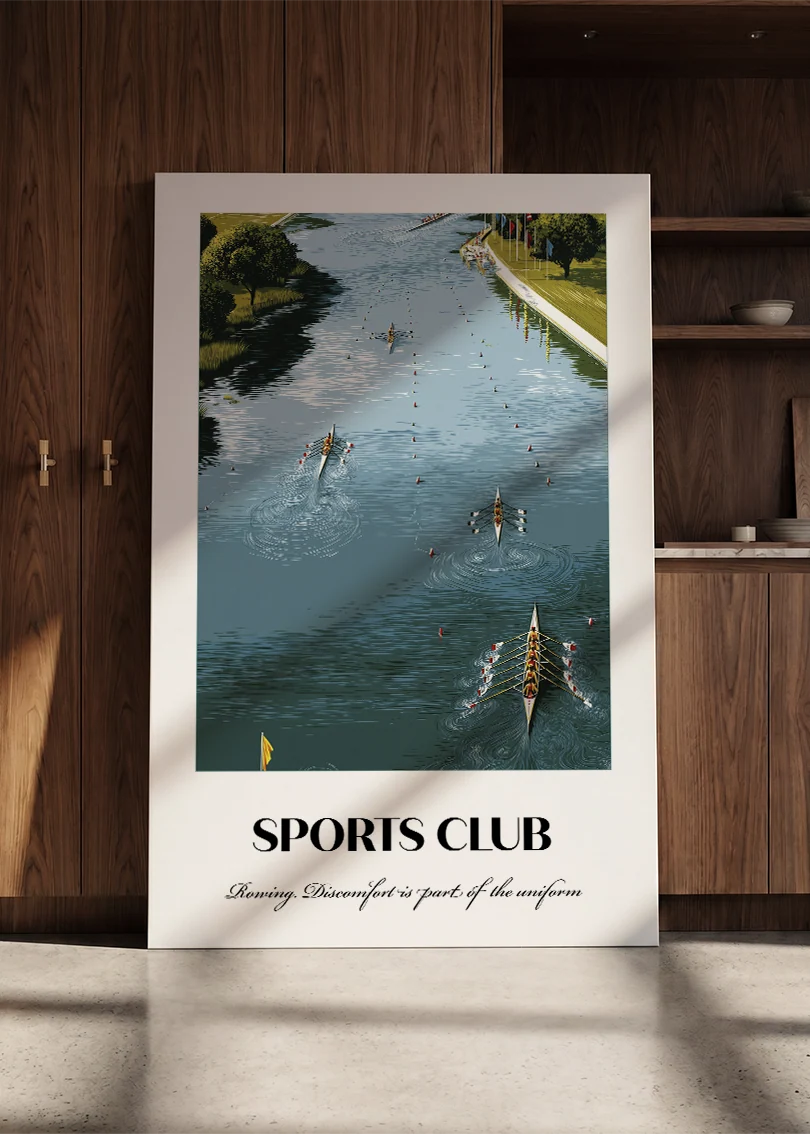 Akustikbillede med en sportsplakat med en polokamp på grøn bane, lænet mod en skabsvæg i valnød