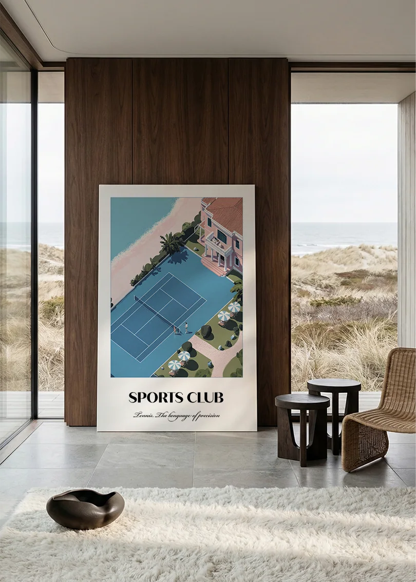 Akustikbillede med en sportsplakat med en tennisbane set fra oven i blåt, i en lounge med bugtet sofa mod vægpanel i valnød