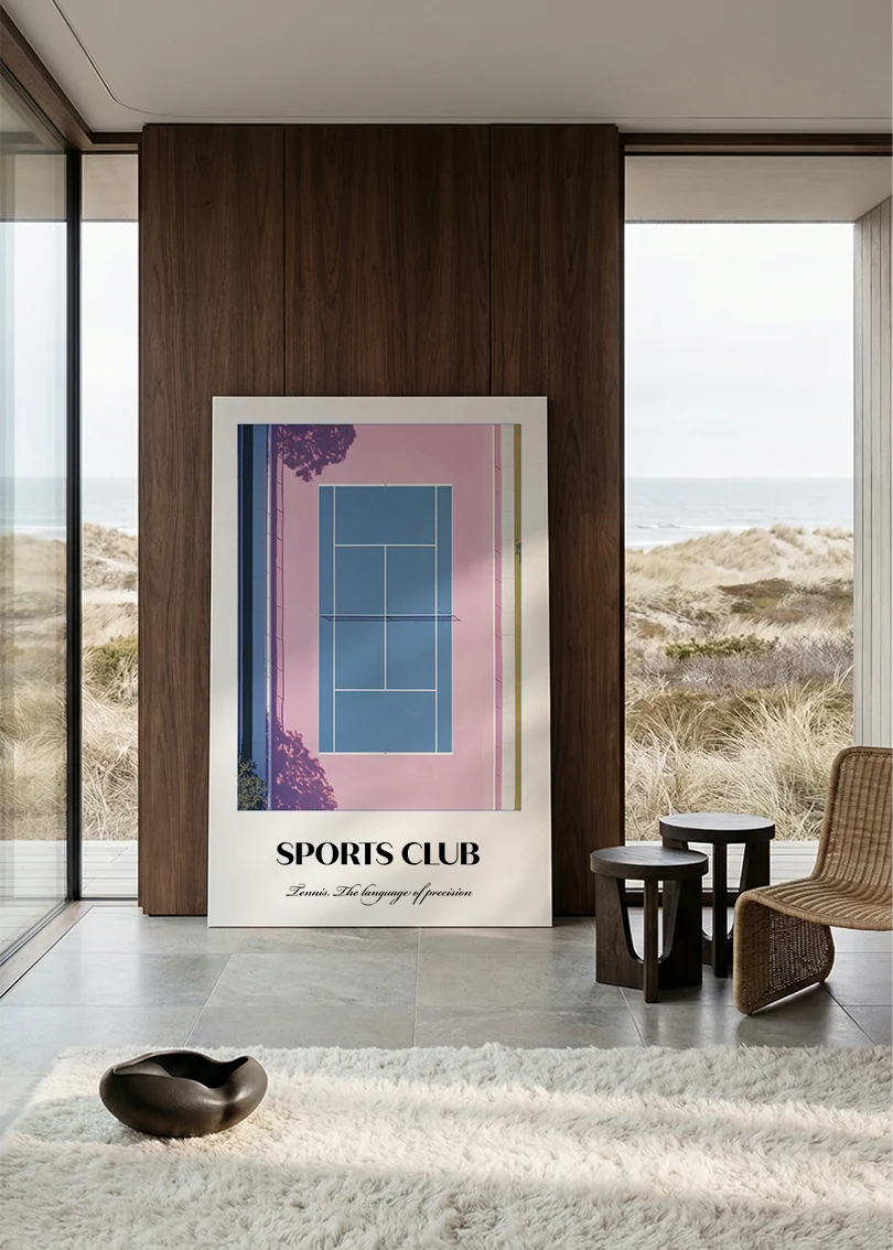 Akustikbillede med en sportsplakat med en tennisbane set fra oven i lyserødt og blåt, i et rum med panoramavindue og havudsigt