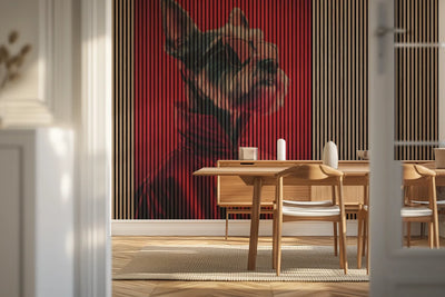 Akustikpanel med en hund i rød jakke mod rød baggrund, i et lyst rum med lænestol
